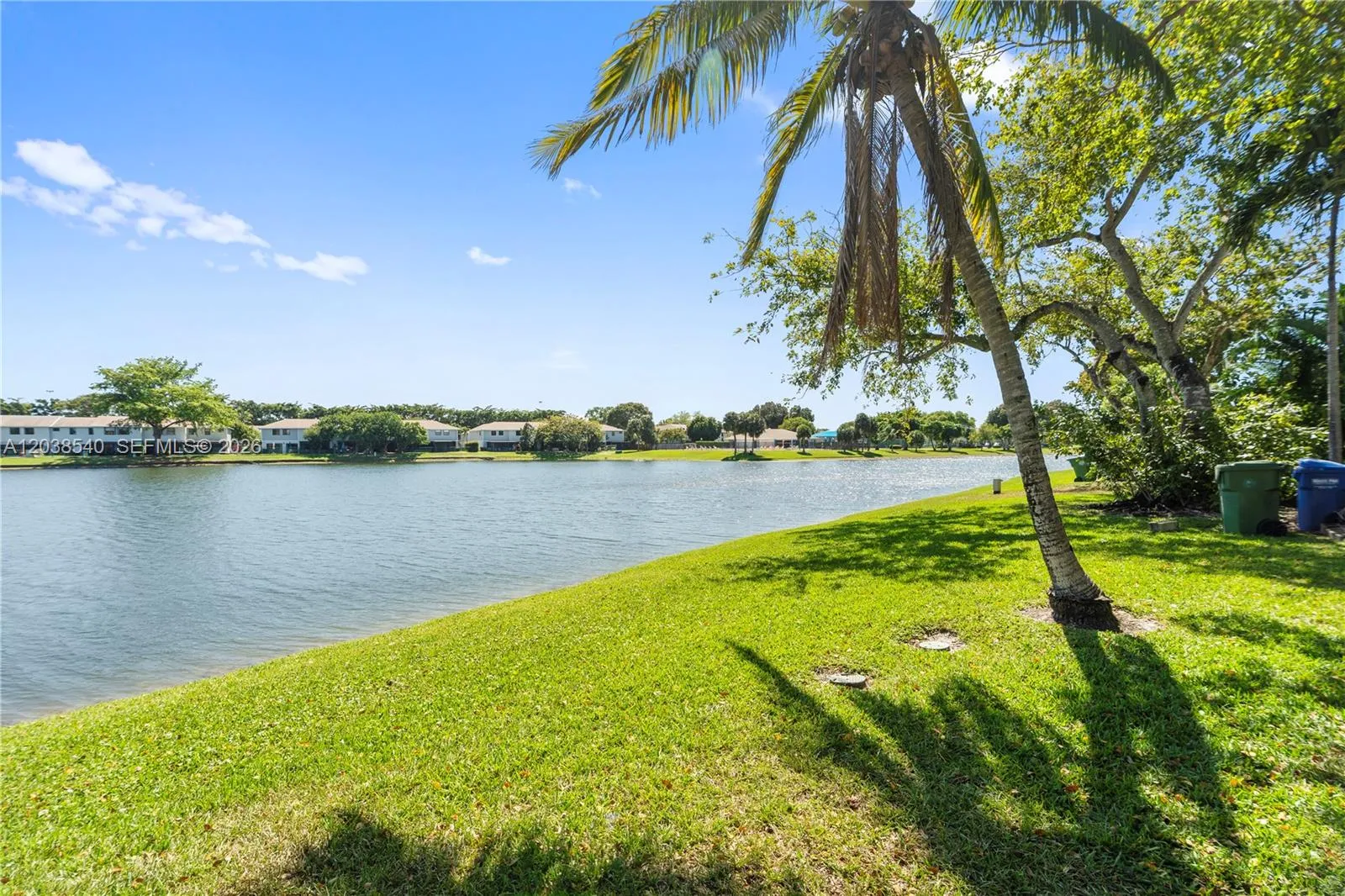Foto de propiedad en 2540 W 67th Place 204-28, Hialeah, FL 33016 Hialeah con MLS# 