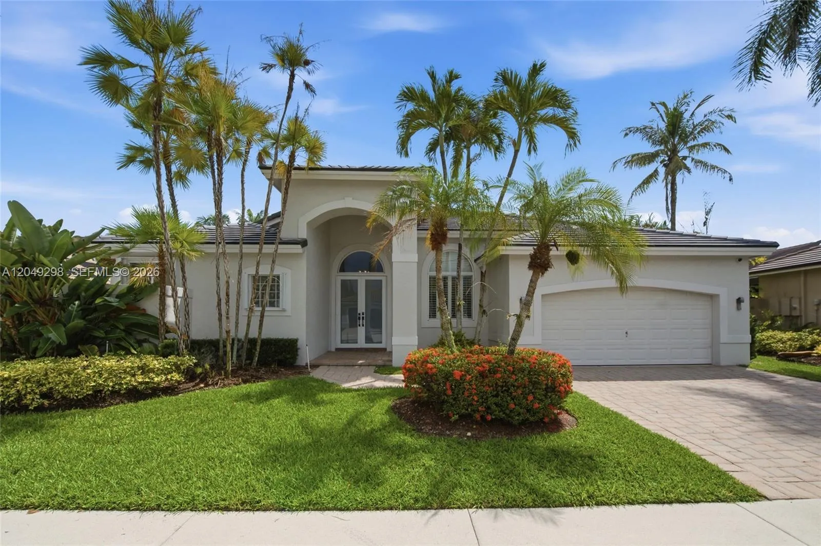 Foto de propiedad en 2542 Eagle Run Drive, Weston, FL 33327 Weston con MLS# 