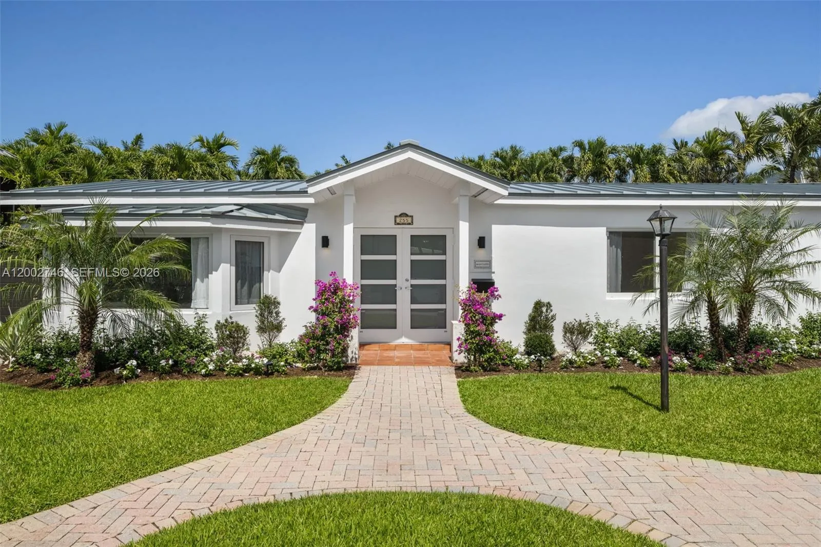 Foto de propiedad en 255 Ridgewood Road, Key Biscayne, FL 33149 Key Biscayne con MLS# 