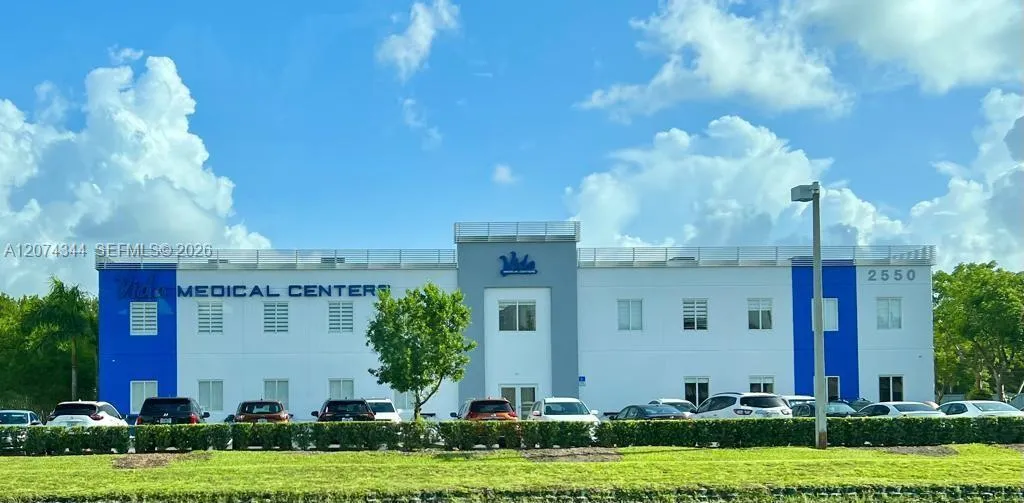 Foto de propiedad en 2550 NW 100th Avenue, Doral, FL 33172 Doral con MLS# 