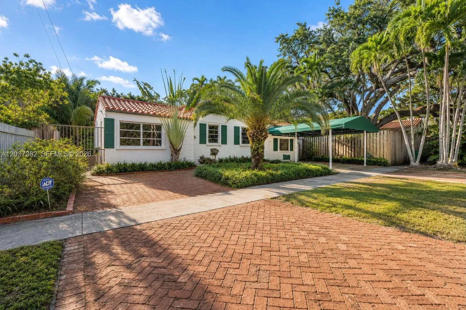 Foto de propiedad en 2550 Trapp Avenue, Miami, FL 33133 Miami con MLS# 