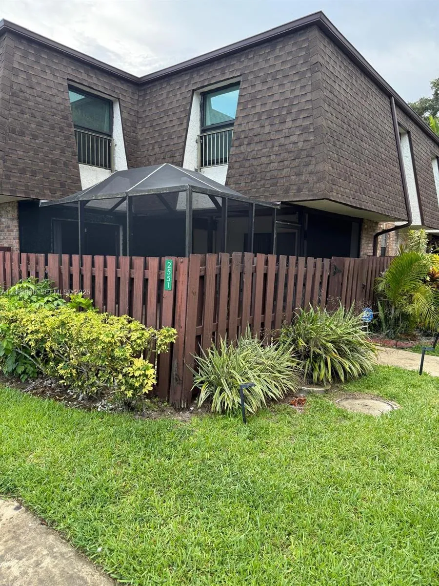 Foto de propiedad en 2551 NW 99th Avenue 2551, Coral Springs, FL 33065 Coral Springs con MLS# 