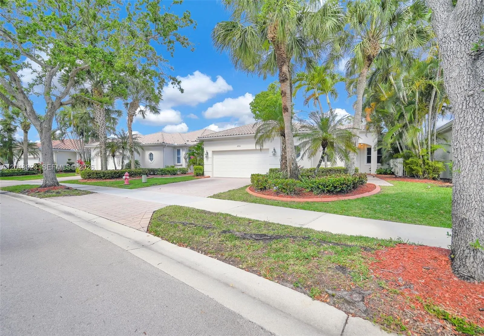 Foto de propiedad en 2553 Bay Pointe Drive, Weston, FL 33327 Weston con MLS# 