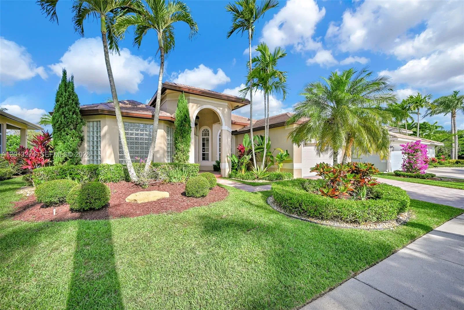 Foto de propiedad en 2553 Jardin Manor, Weston, FL 33327 Weston con MLS# 