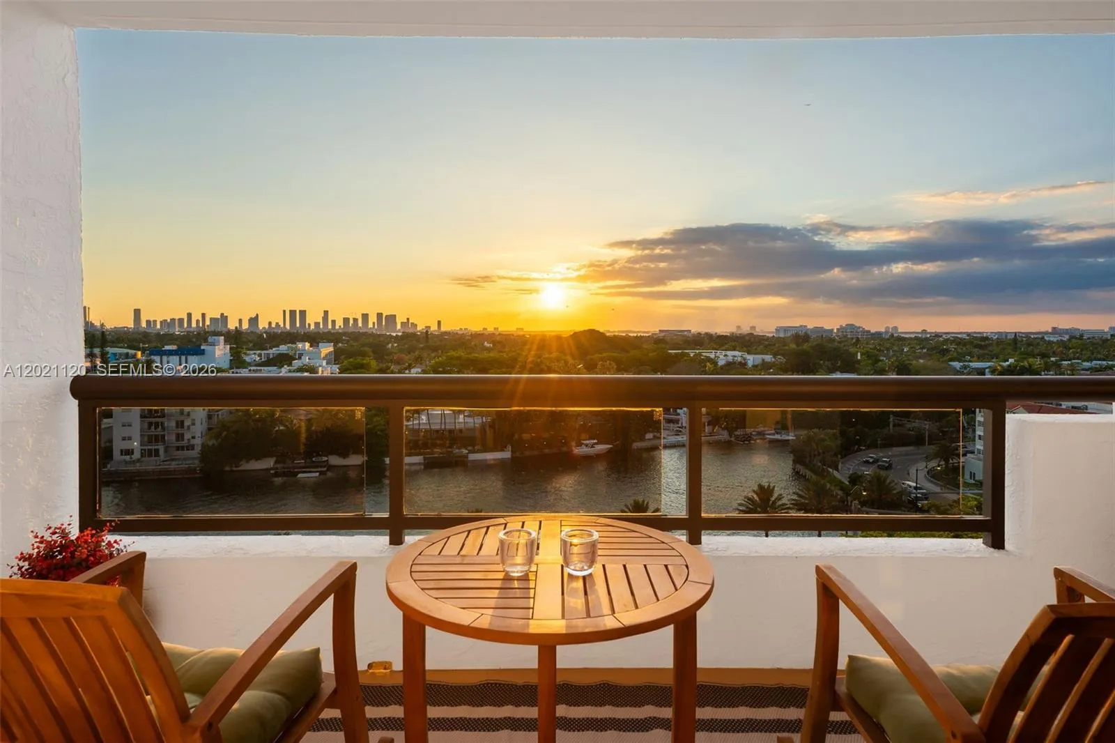 Foto de propiedad en 2555 Collins Avenue 1106, Miami Beach, FL 33140 Miami Beach con MLS# 