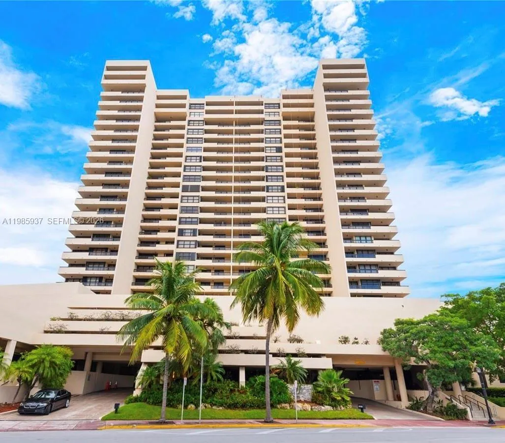 Foto de propiedad en 2555 Collins Avenue 2002, Miami Beach, FL 33140 Miami Beach con MLS# 