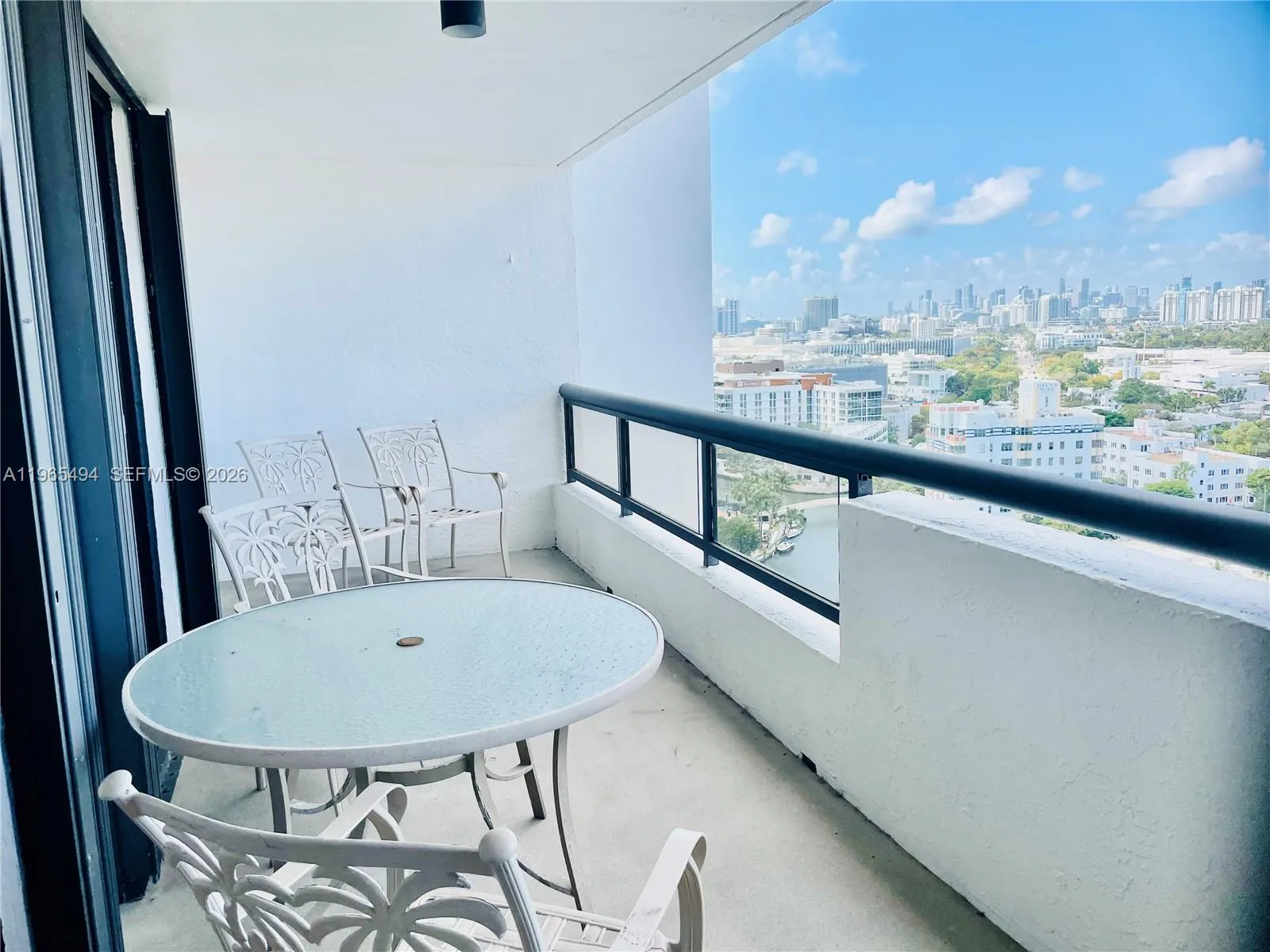 Foto de propiedad en 2555 Collins Avenue 2006, Miami Beach, FL 33140 Miami Beach con MLS# 