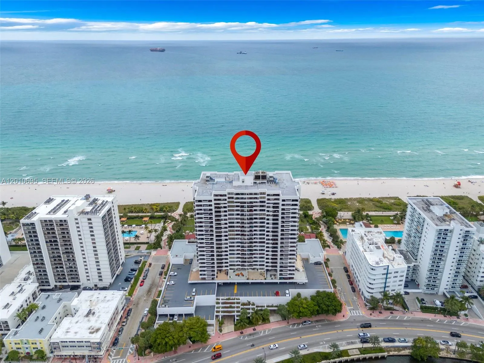 Foto de propiedad en 2555 Collins Avenue 2401, Miami Beach, FL 33140 Miami Beach con MLS# 
