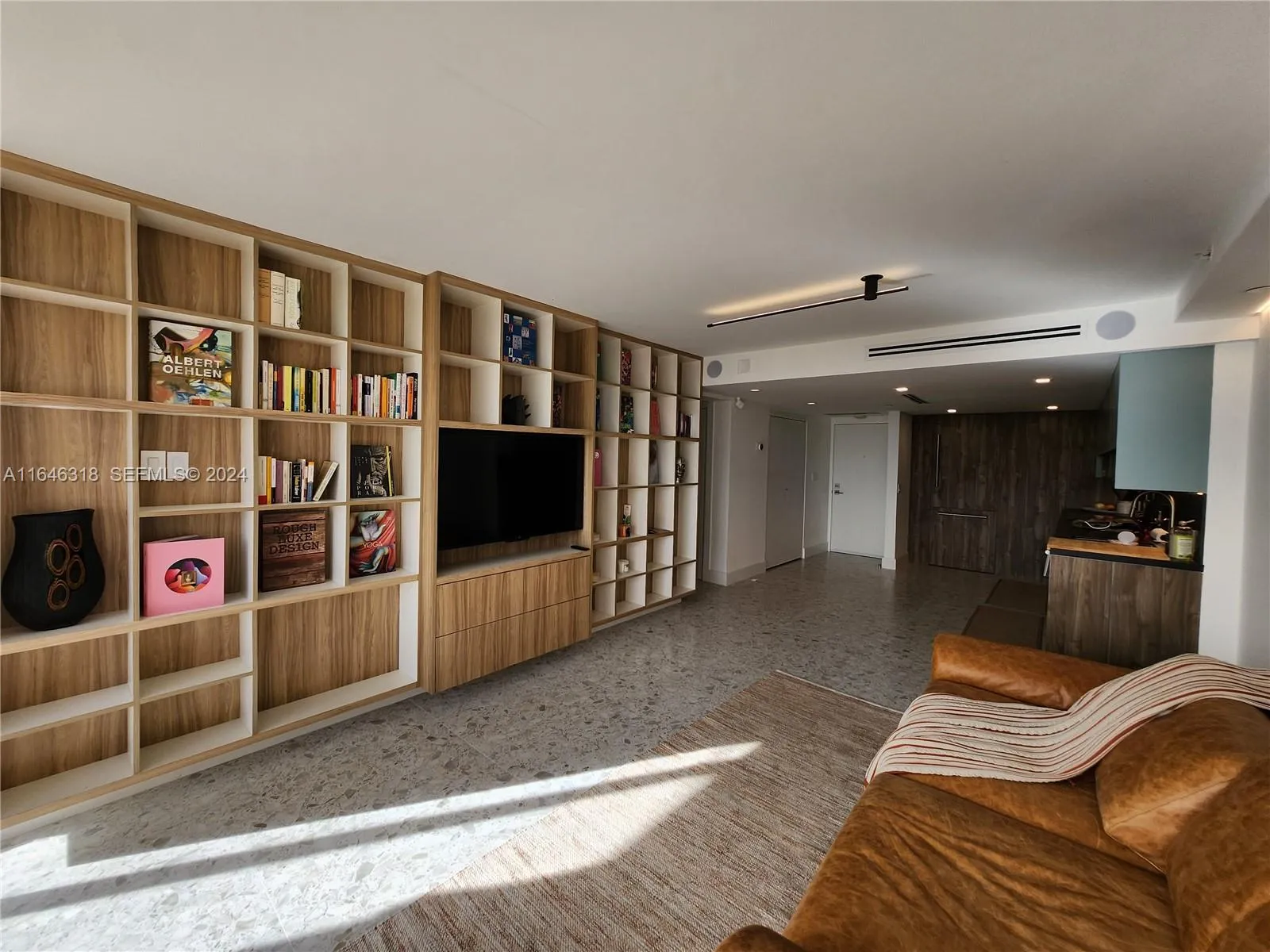 Foto de propiedad en 2555 Collins Avenue 306, Miami Beach, FL 33140 Miami Beach con MLS# 
