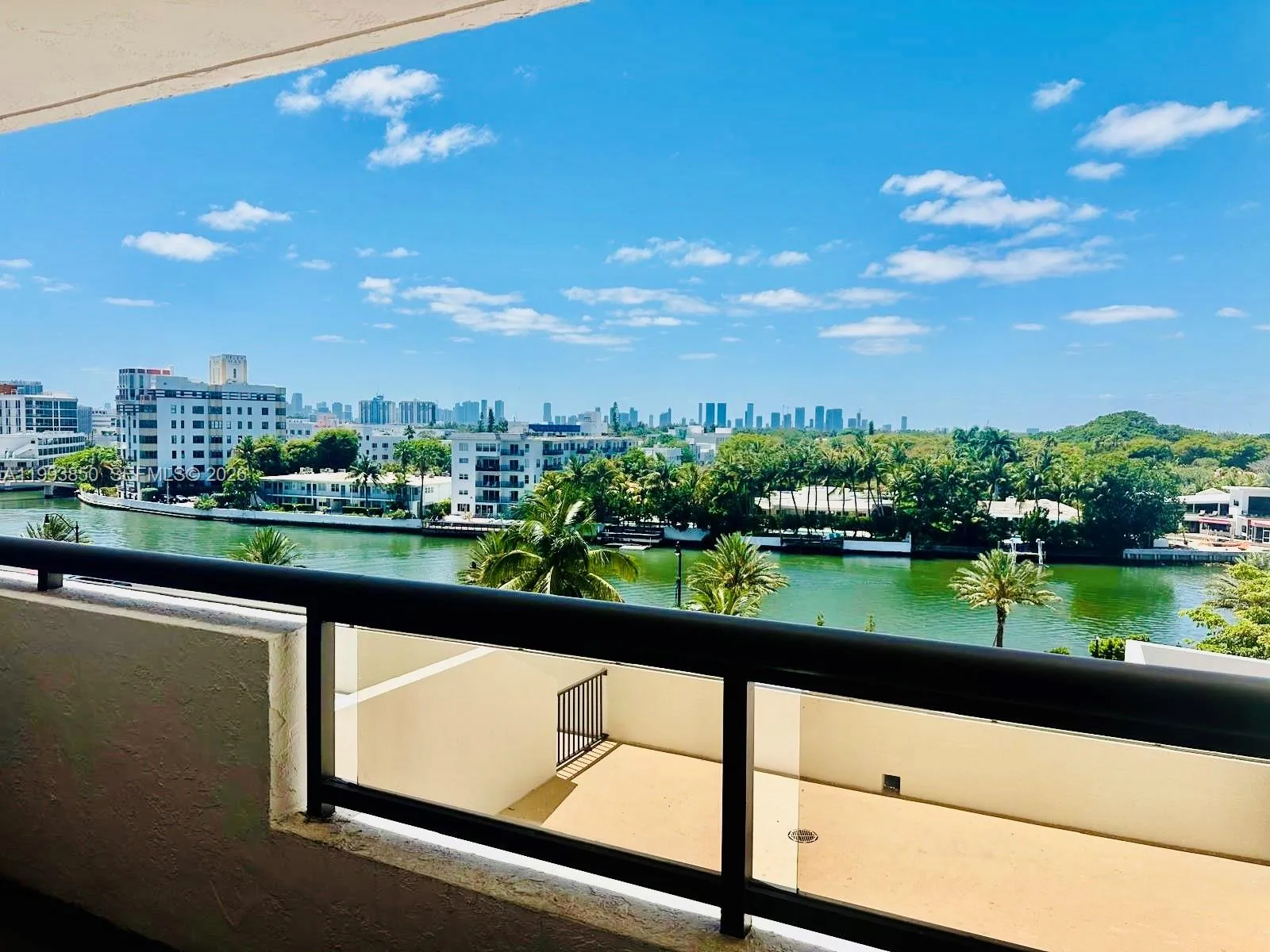 Foto de propiedad en 2555 Collins Avenue 704, Miami Beach, FL 33140 Miami Beach con MLS# 