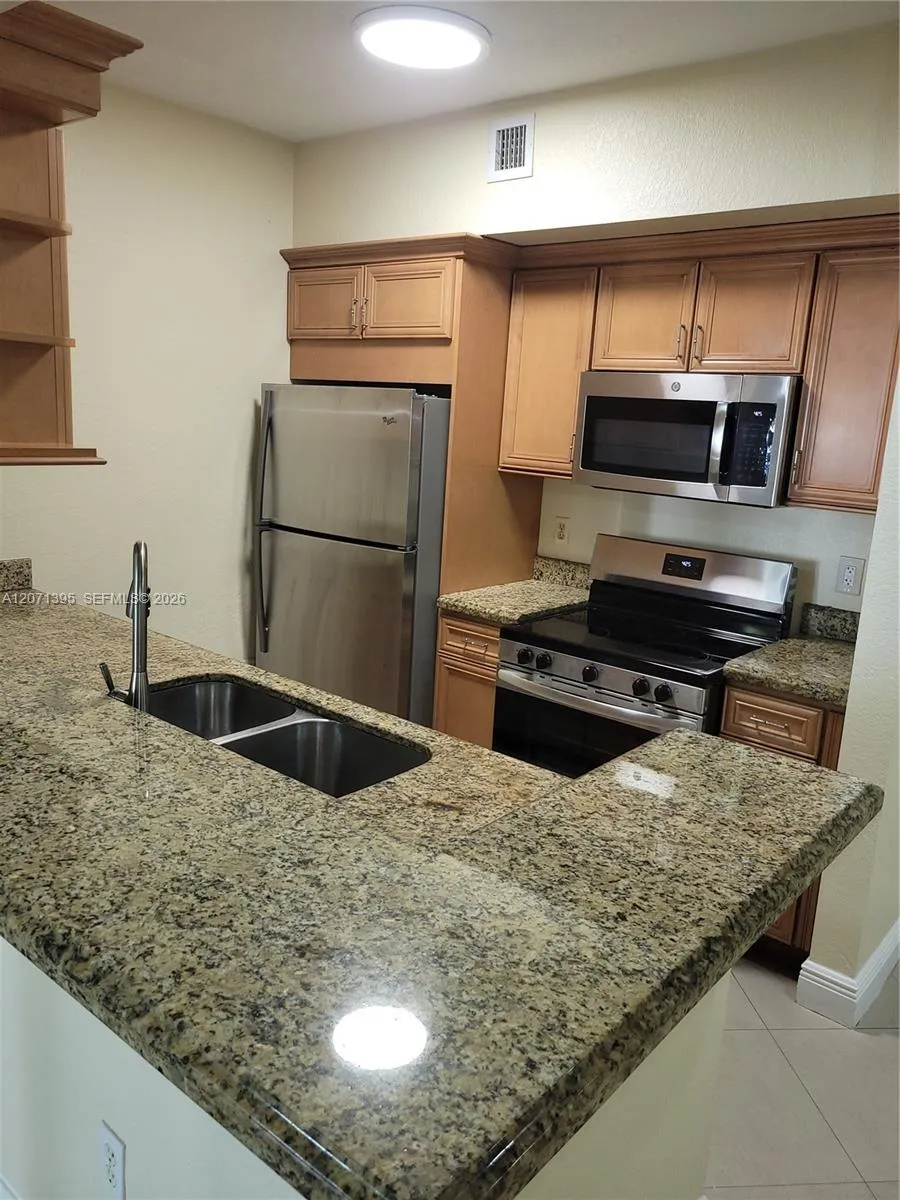 Foto de propiedad en 2564 Centergate Drive 108, Miramar, FL 33025 Miramar con MLS# 