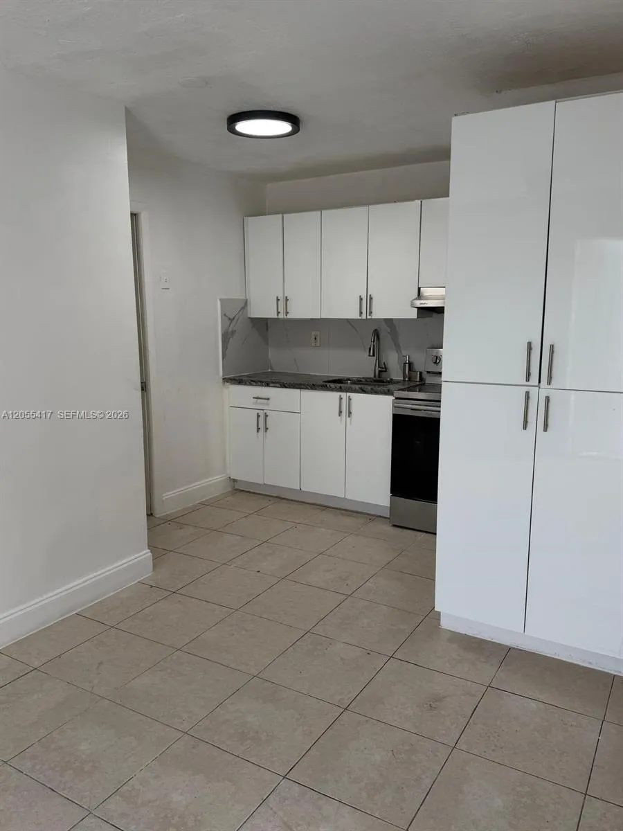 Foto de propiedad en 2580 NE 182nd Terrace 2580, North Miami Beach, FL 33160 North Miami Beach con MLS# 