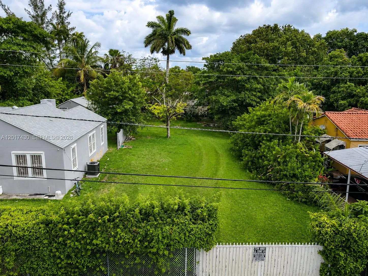 Foto de propiedad en 26 St 1555 Nw 26 Street, Miami, FL 33142 Miami con MLS# 