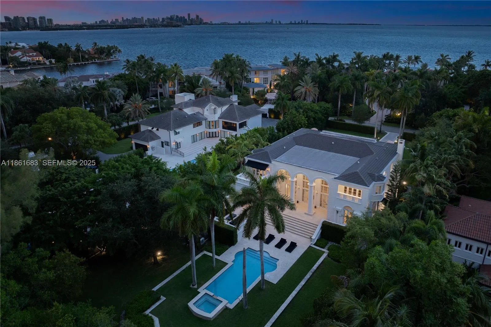 Foto de propiedad en 26 Tahiti Beach Island Road, Coral Gables, FL 33143 Coral Gables con MLS# 