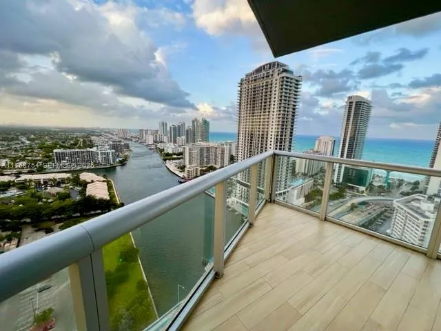 Foto de propiedad en 2600 E Hallandale Beach Boulevard T3102, Hallandale Beach, FL 33009 Hallandale Beach con MLS# 