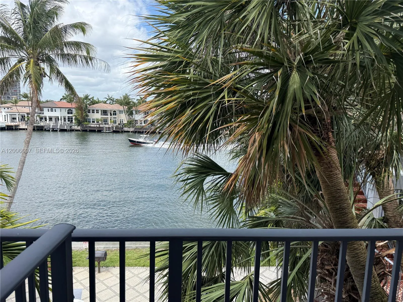 Foto de propiedad en 2600 S Ocean Drive S306, Hollywood, FL 33019 Hollywood con MLS# 