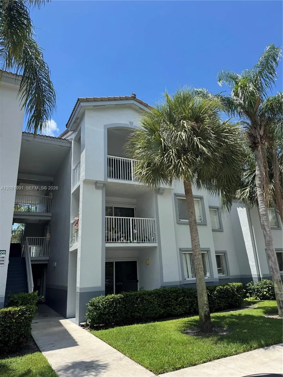 Foto de propiedad en 2600 S University Drive 103, Davie, FL 33328 Davie con MLS# 