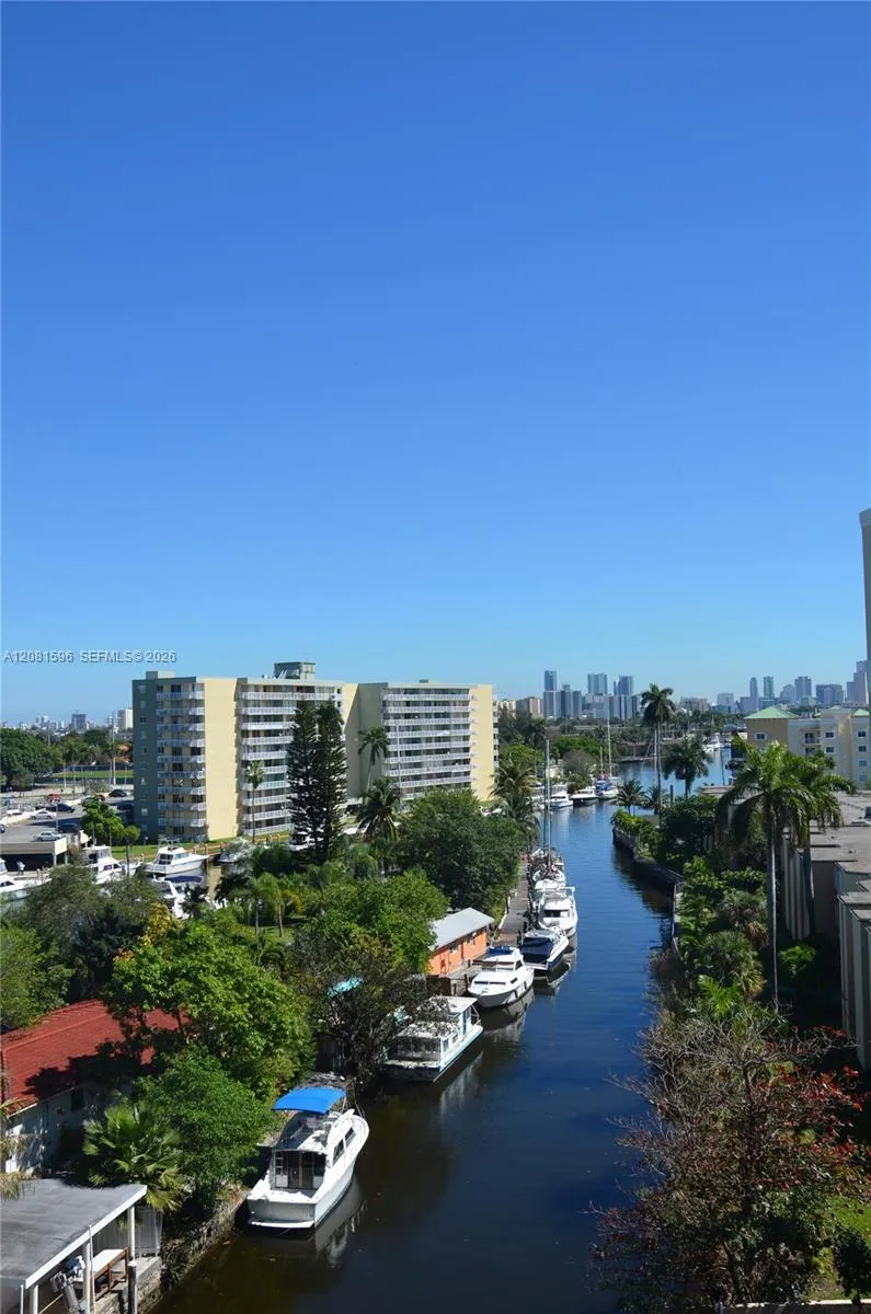Foto de propiedad en 2601 NW 16th St Road 839, Miami, FL 33125 Miami con MLS# 