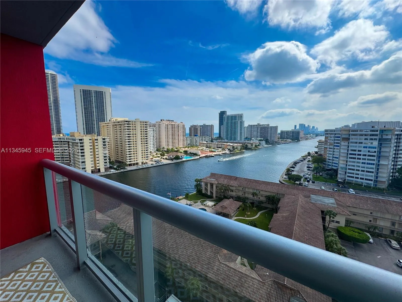 Foto de propiedad en 2602 E Hallandale Beach Boulevard R1409, Hallandale Beach, FL 33009 Hallandale Beach con MLS# 