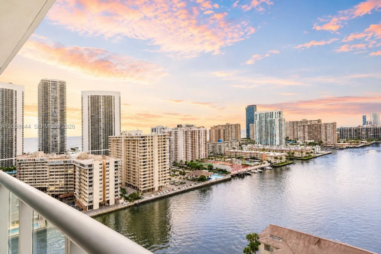 Foto de propiedad en 2602 E Hallandale Beach Boulevard R1905, Hallandale Beach, FL 33009 Hallandale Beach con MLS#