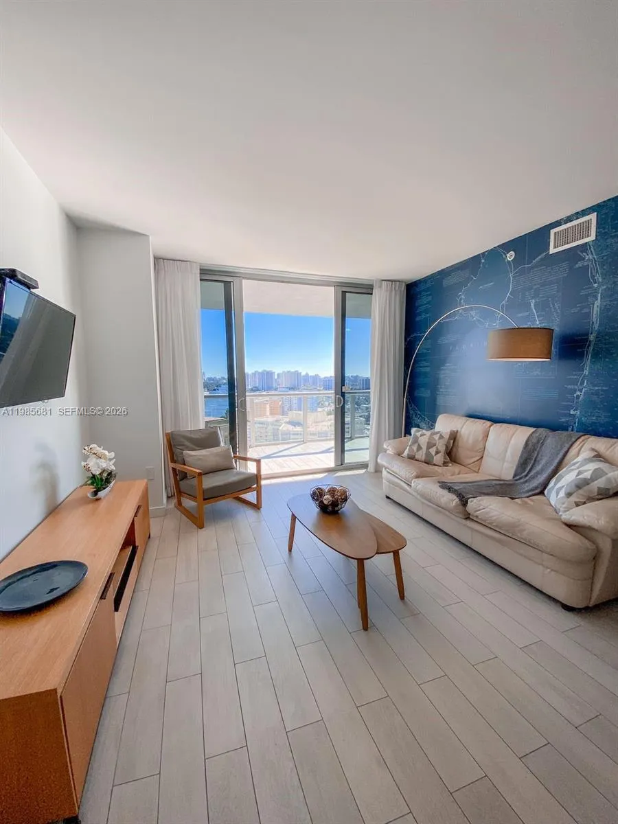 Foto de propiedad en 2602 E Hallandale Beach Boulevard R2405, Hallandale Beach, FL 33009 Hallandale Beach con MLS#