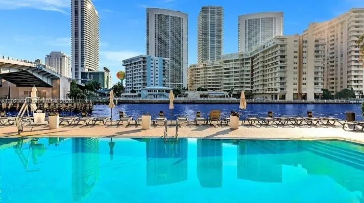 Foto de propiedad en 2602 E Hallandale Beach Boulevard R309, Hallandale Beach, FL 33009 Hallandale Beach con MLS#