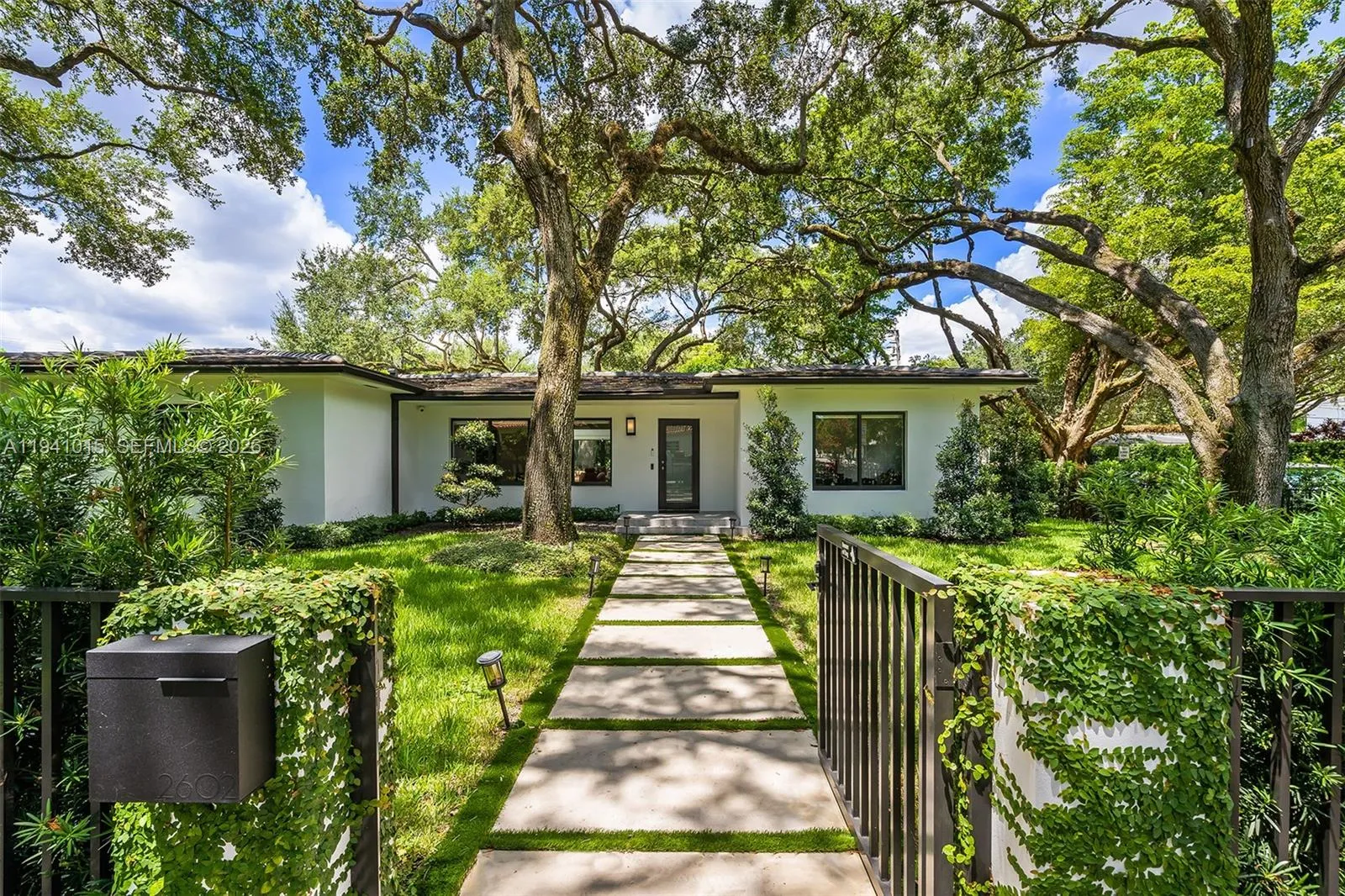 Foto de propiedad en 2602 San Domingo Street, Coral Gables, FL 33134 Coral Gables con MLS# 