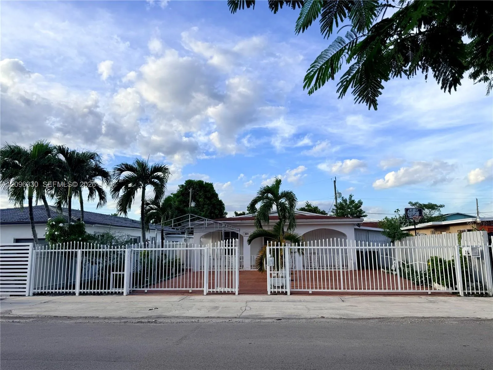En Venta 261 E 50th Street, Hialeah, FL 33013, Hialeah, FL 33013