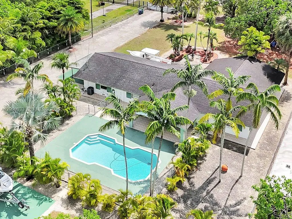 Foto de propiedad en 26100 SW 192nd Avenue, Homestead, FL 33031 Homestead con MLS# 