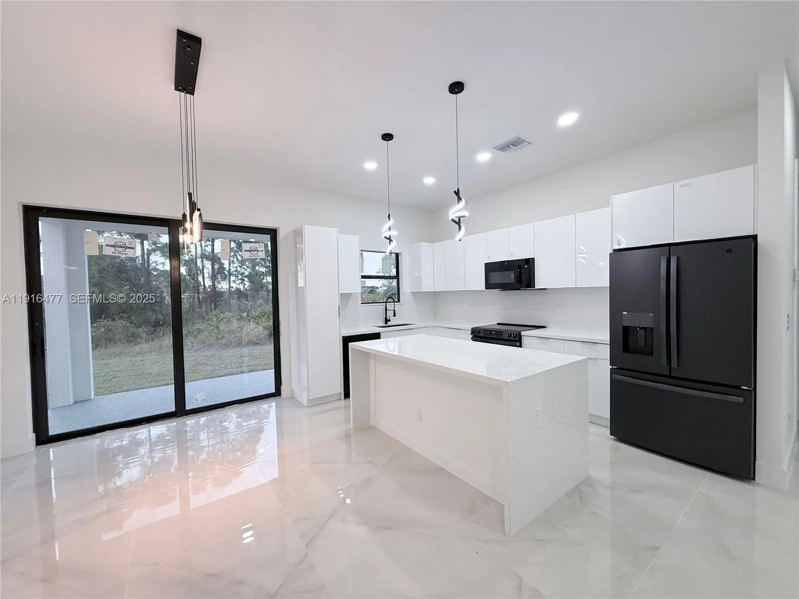 Foto de propiedad en 2614 45 Street W, Lehigh Acres, FL 33971 Lehigh Acres con MLS# 