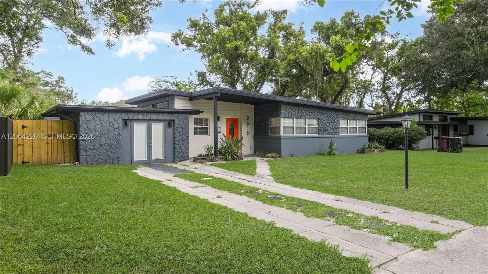 Foto de propiedad en 2615 Hargill Drive, Orlando, FL 32806 Orlando con MLS# 