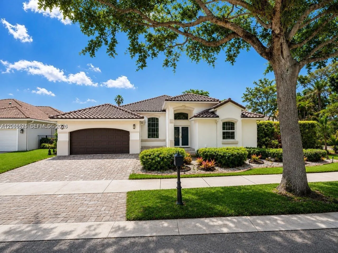 Foto de propiedad en 2616 Oakbrook Court, Weston, FL 33332 Weston con MLS# 