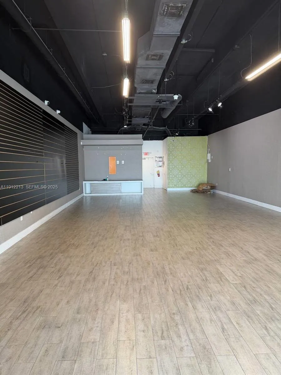 Foto de propiedad en 2621 NW 79th Avenue, Doral, FL 33122 Doral con MLS# 