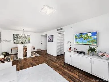 Foto de propiedad en 2625 Collins Avenue 212, Miami Beach, FL 33140 Miami Beach con MLS# 