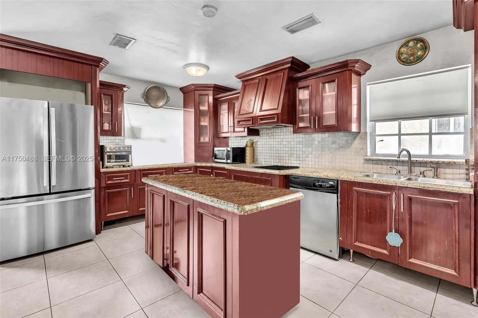 Foto de propiedad en 2631 NE 214th Street, Miami, FL 33180 Miami con MLS# 