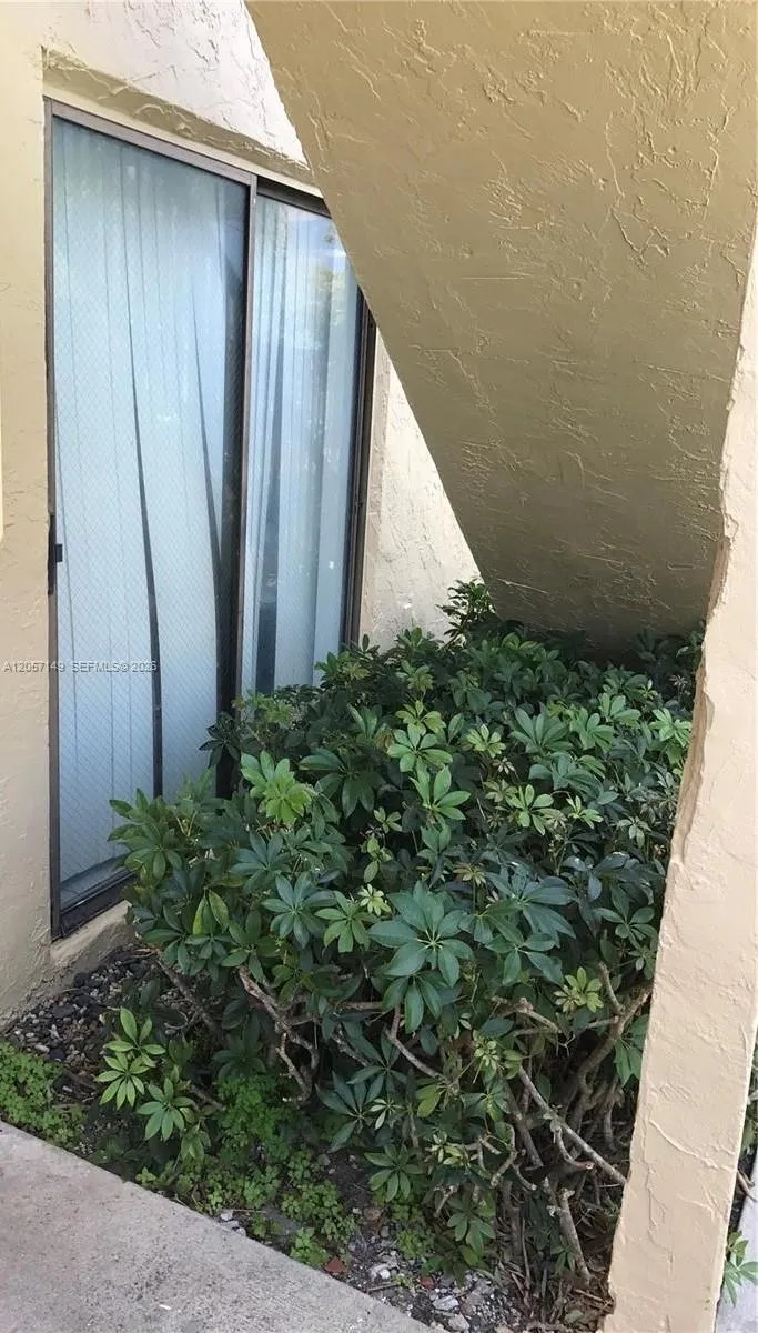 Foto de propiedad en 2631 Riverside Drive 2, Coral Springs, FL 33065 Coral Springs con MLS# 