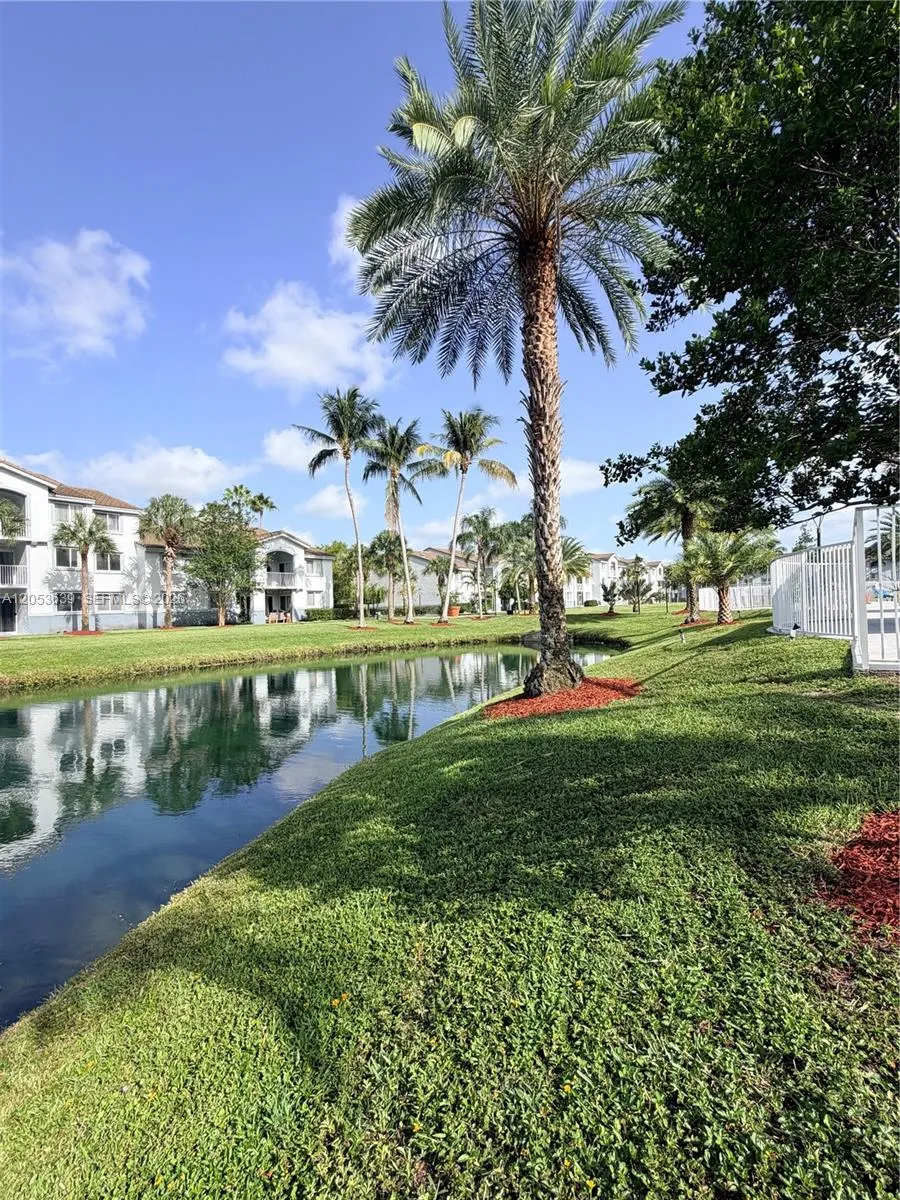Foto de propiedad en 2640 S University Drive 101, Davie, FL 33328 Davie con MLS# 