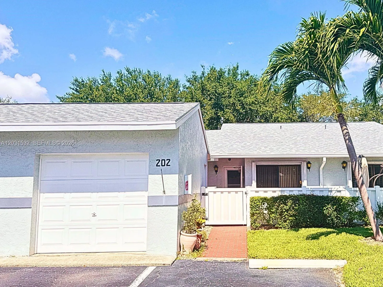 Foto de propiedad en 2640 W Gately Drive W 202, West Palm Beach, FL 33415 West Palm Beach con MLS# 