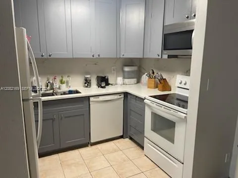 Foto de propiedad en 2671 Riverside Drive 7, Coral Springs, FL 33065 Coral Springs con MLS# 