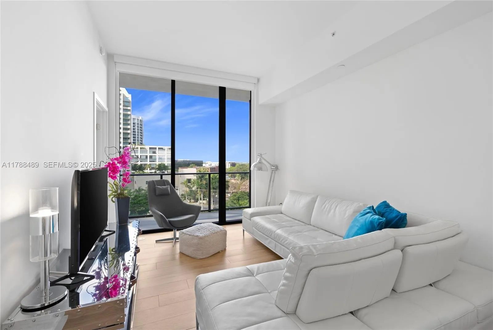 Foto de propiedad en 2678 Tigertail Avenue 615, Miami, FL 33133 Miami con MLS# 