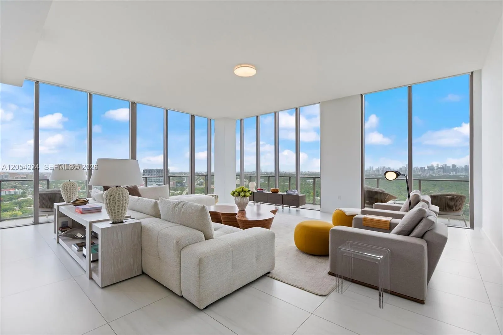 Foto de propiedad en 2678 Tigertail Avenue PH1, Miami, FL 33133 Miami con MLS#