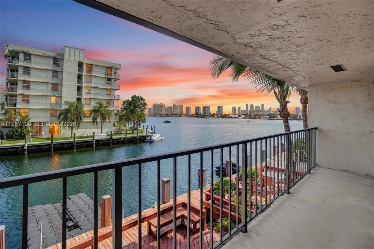 Foto de propiedad en 2689 NE 165th Street 56, North Miami Beach, FL 33160 North Miami Beach con MLS# 