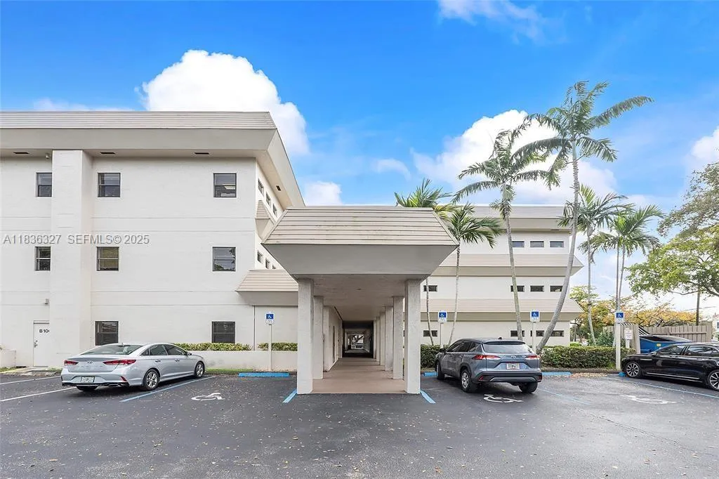 Foto de propiedad en 2699 Stirling Road 306-A, Hollywood, FL 33312 Hollywood con MLS# 