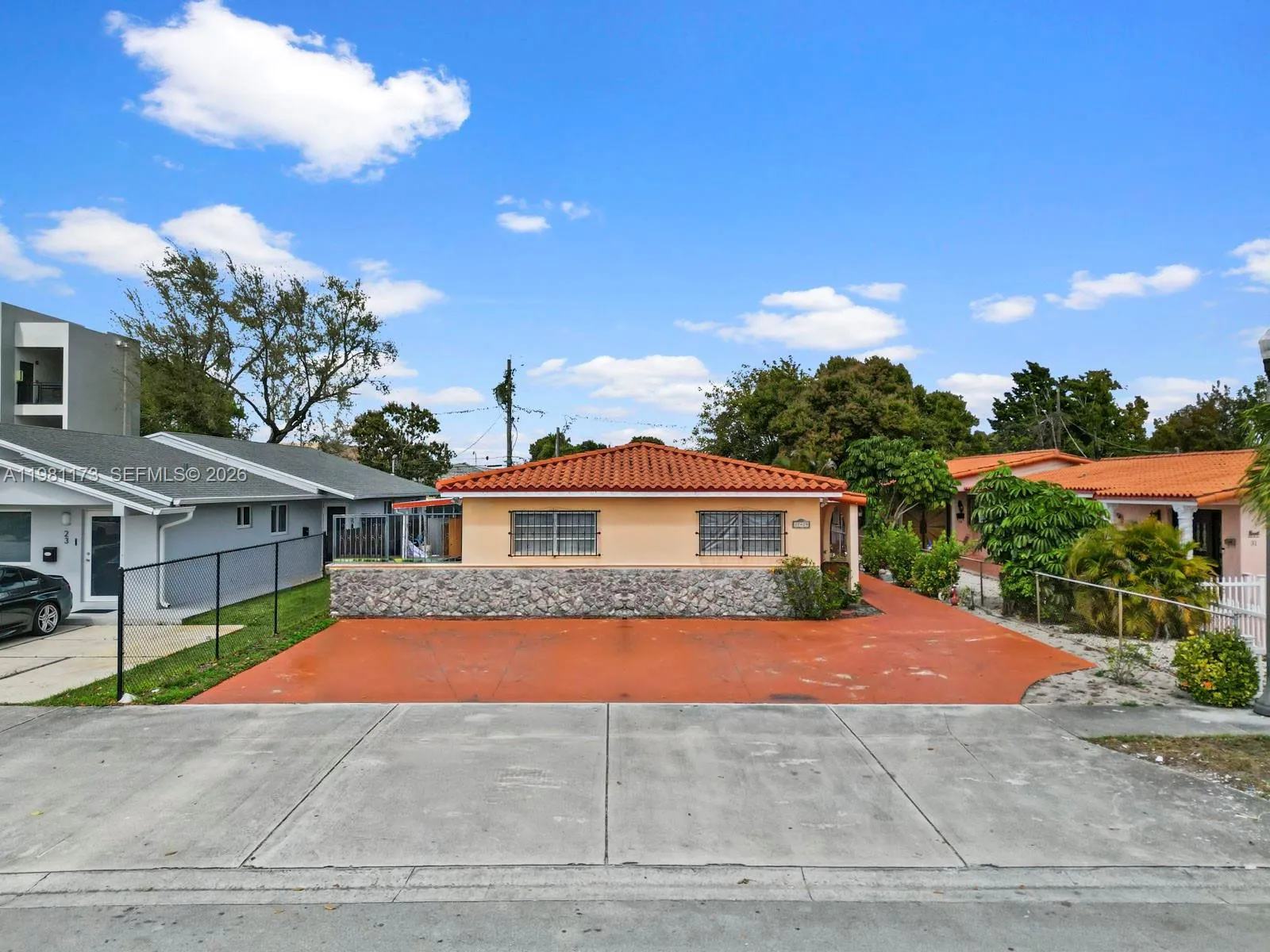 Vendido 27 E 12th Street, Hialeah, FL 33010, Hialeah, FL 33010