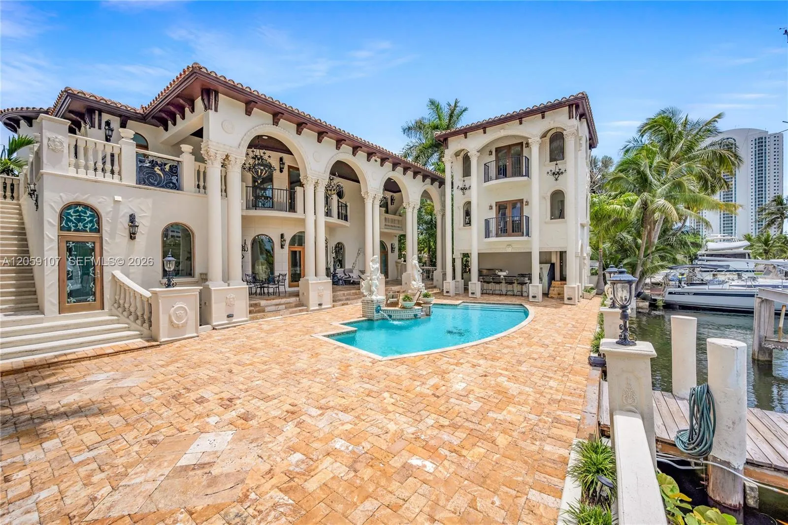 Foto de propiedad en 270 Atlantic Avenue, Sunny Isles Beach, FL 33160 Sunny Isles Beach con MLS# 