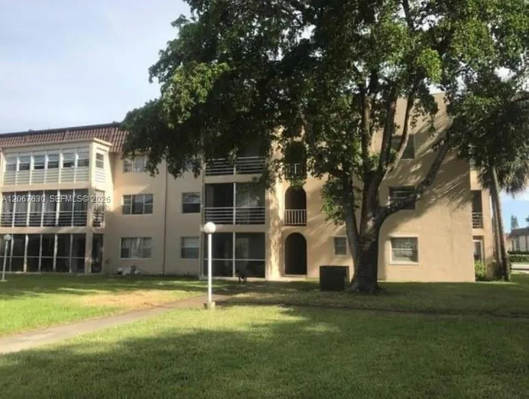 Foto de propiedad en 2700 Riverside Drive 108-B, Coral Springs, FL 33065 Coral Springs con MLS# 