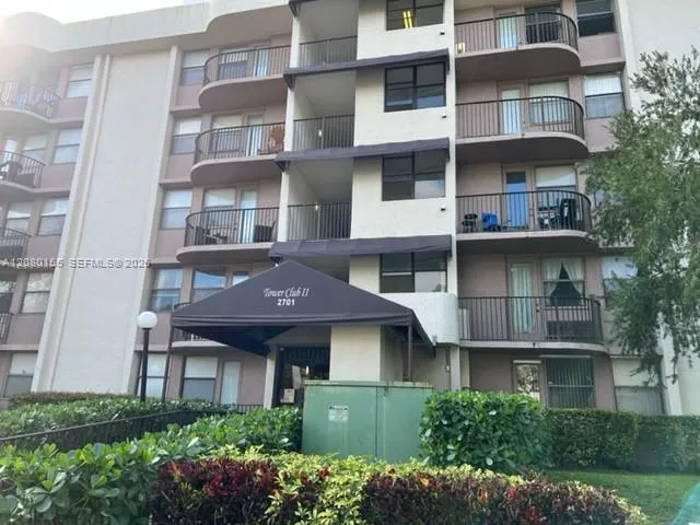 Foto de propiedad en 2701 Riverside Drive 109-B, Coral Springs, FL 33065 Coral Springs con MLS# 