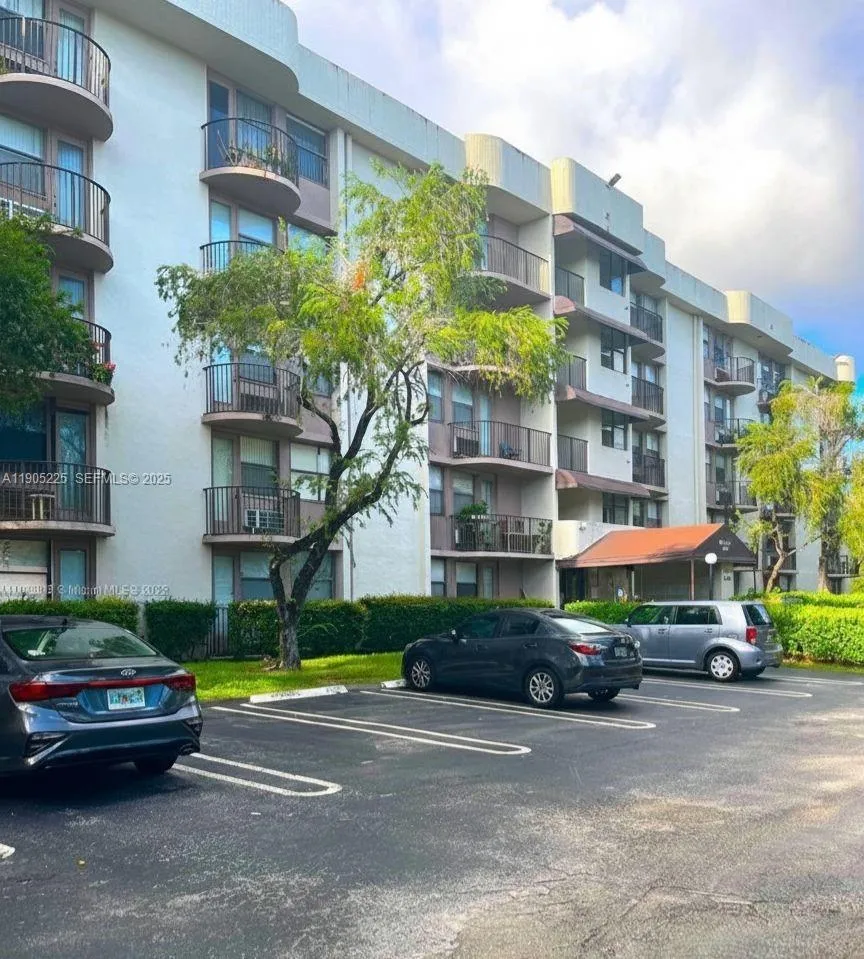Foto de propiedad en 2701 Riverside Drive 203-B, Coral Springs, FL 33065 Coral Springs con MLS# 