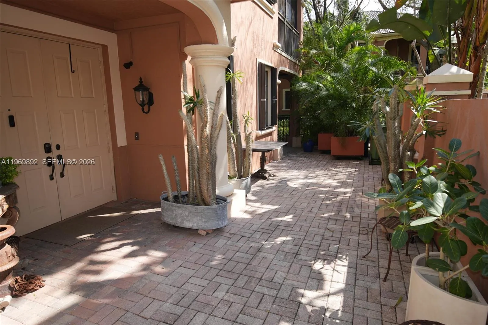 Foto de propiedad en 2706 Kinsington Circle 23-2, Weston, FL 33332 Weston con MLS# 