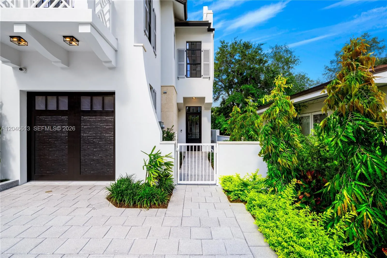 Foto de propiedad en 2710 S Le Jeune Road, Coral Gables, FL 33134 Coral Gables con MLS# 